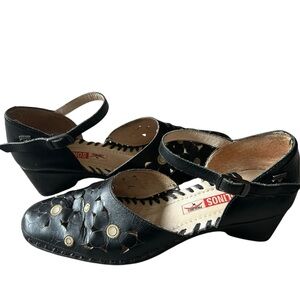 Pikolinos black floral cut out leather Mary Janes size 39/8 ankle strap retro